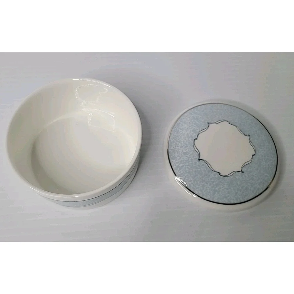 Wedgwood Venice‎ Round Trinket Box Blue White Silver Trim Bone China Nice!